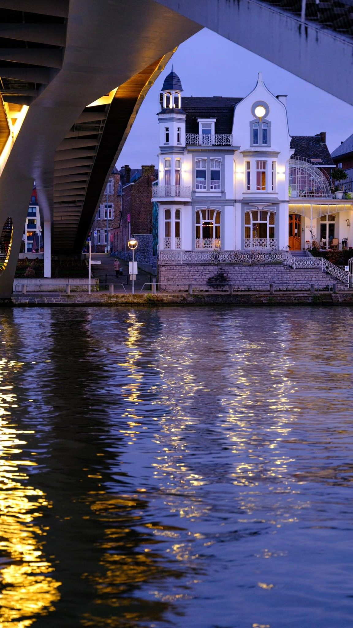Vue de la magnifique Villa Balat depuis la rive gauche